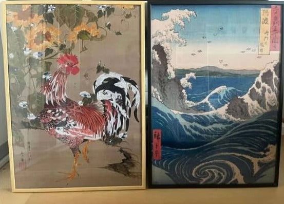 Japanski drvorezi sa petlom među suncokretima i talasima u vrtlogu, u svetlom i crnom ramu