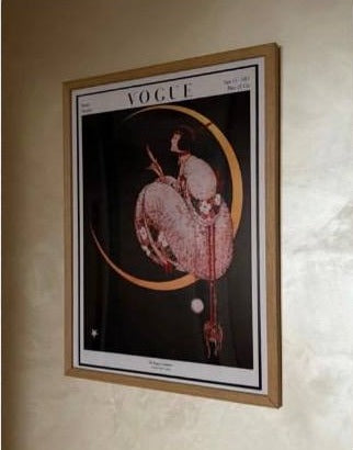 Vintage Vogue naslovnica u braon ramu na zidu