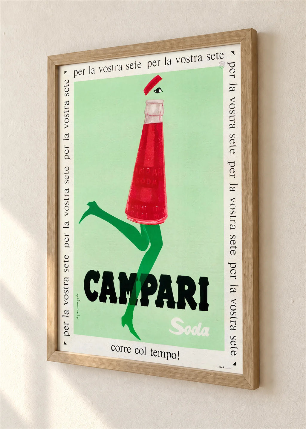 Campari Soda, braon ram, detalj