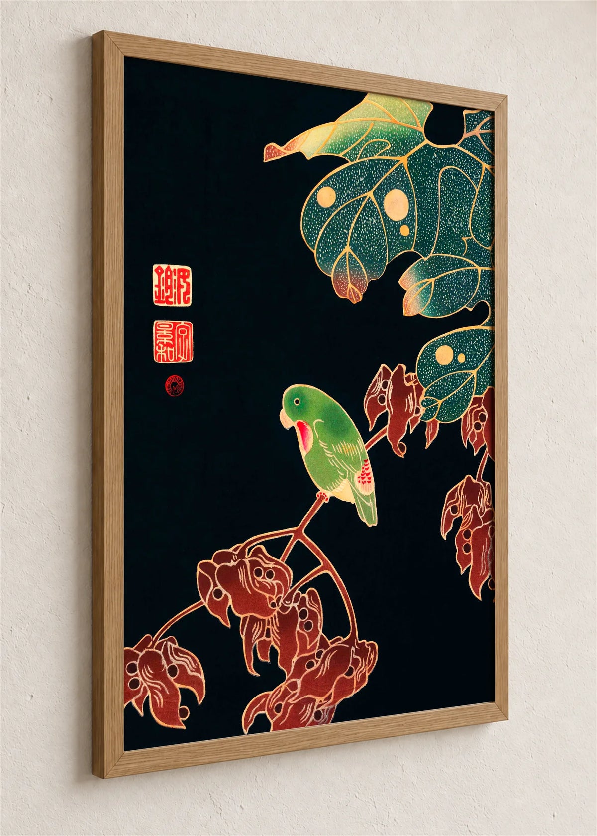 Zeleni papagaj na vinovoj lozi, braon ram iz ugla