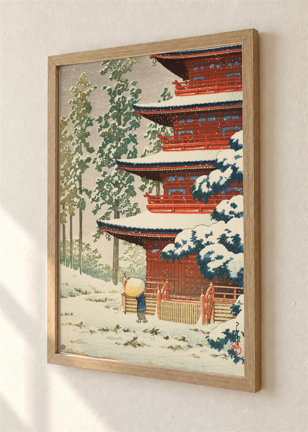 Crvena pagoda u snegu, braon ram, detalj