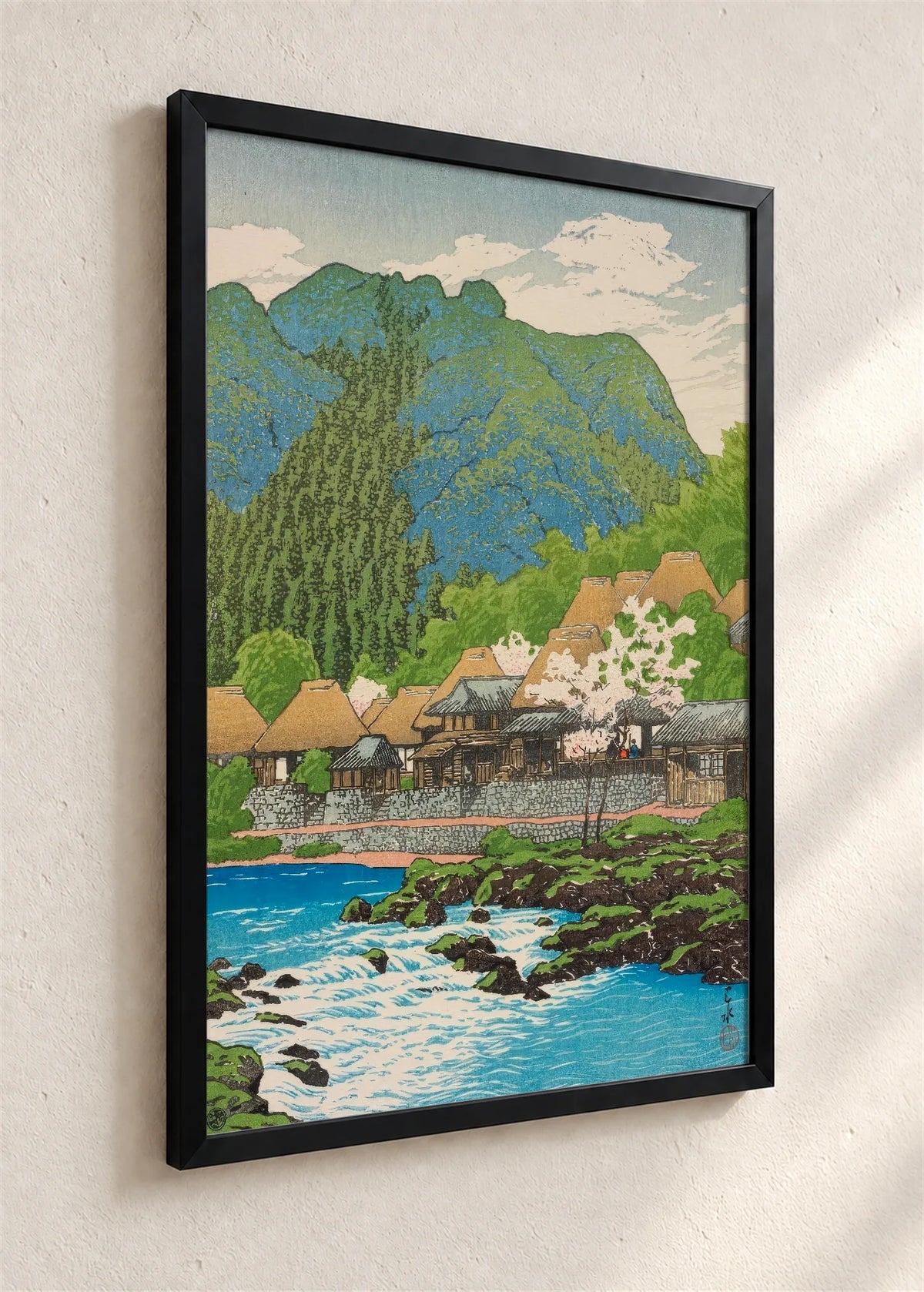 Selo na reci, crni ram iz ugla
