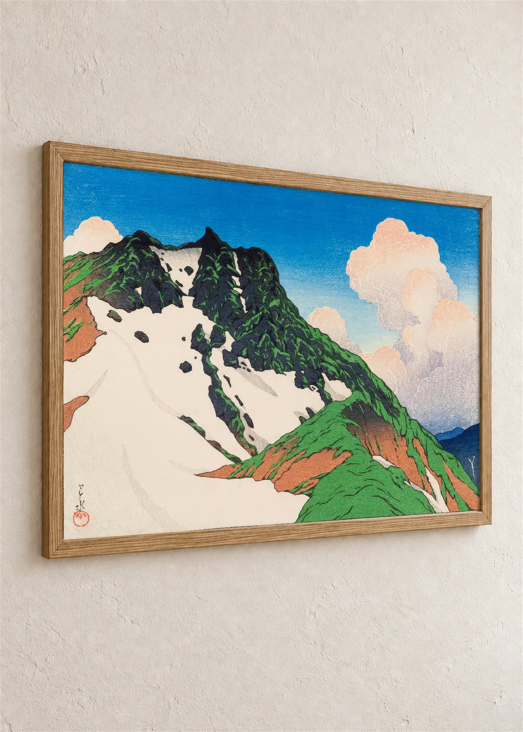 Snežni vrh u oblacima, braon ram iz ugla