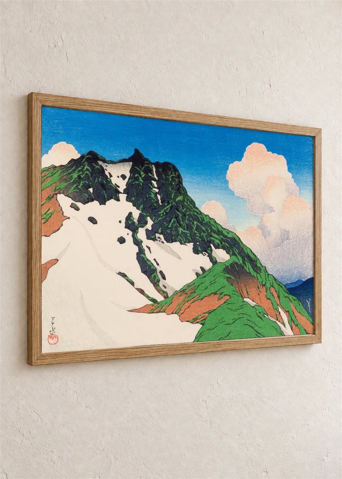 Snežni vrh u oblacima, braon ram iz ugla