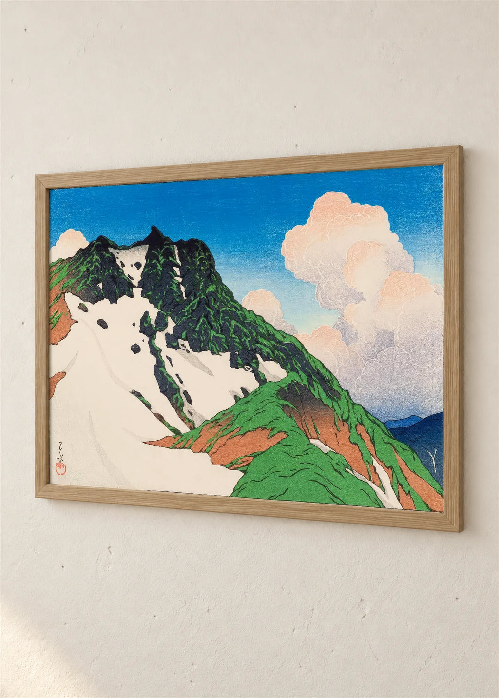 Snežni vrh u oblacima, braon ram, detalj
