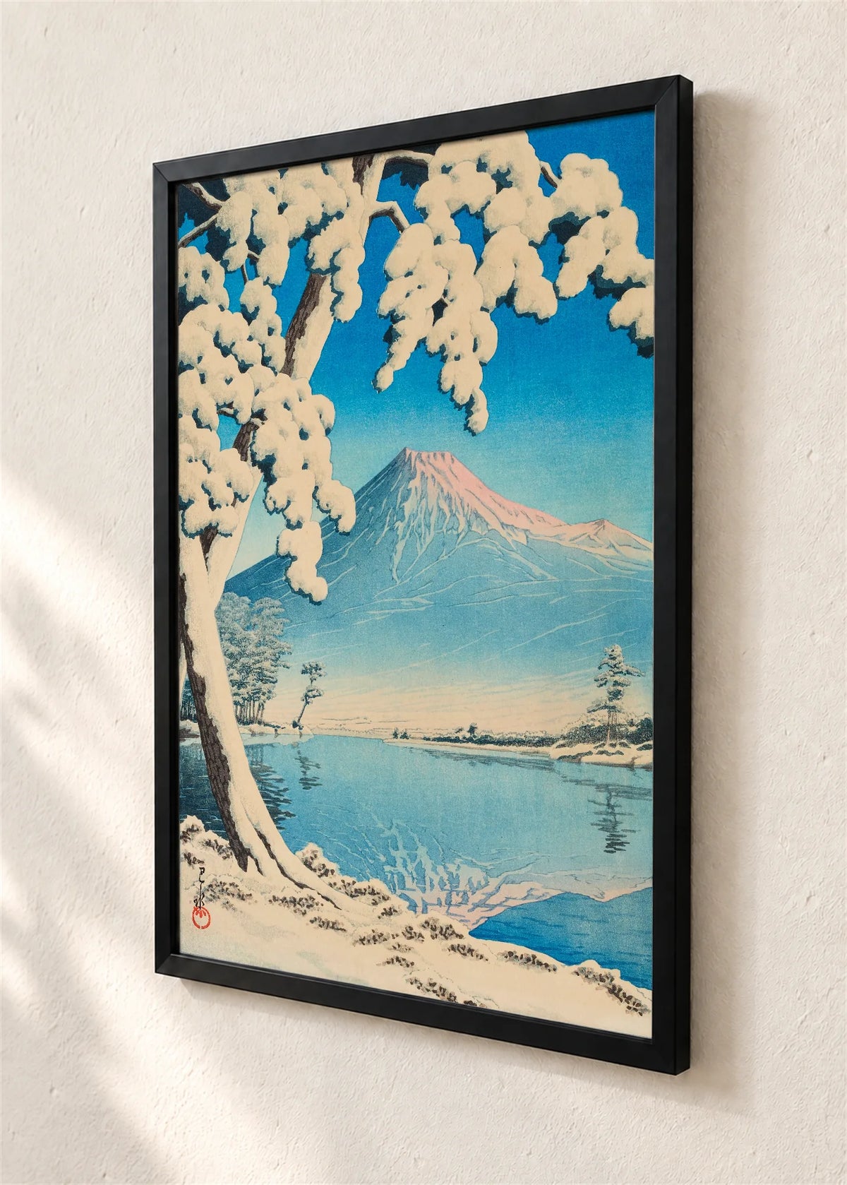Drvo u snegu kraj jezera, crni ram, detalj