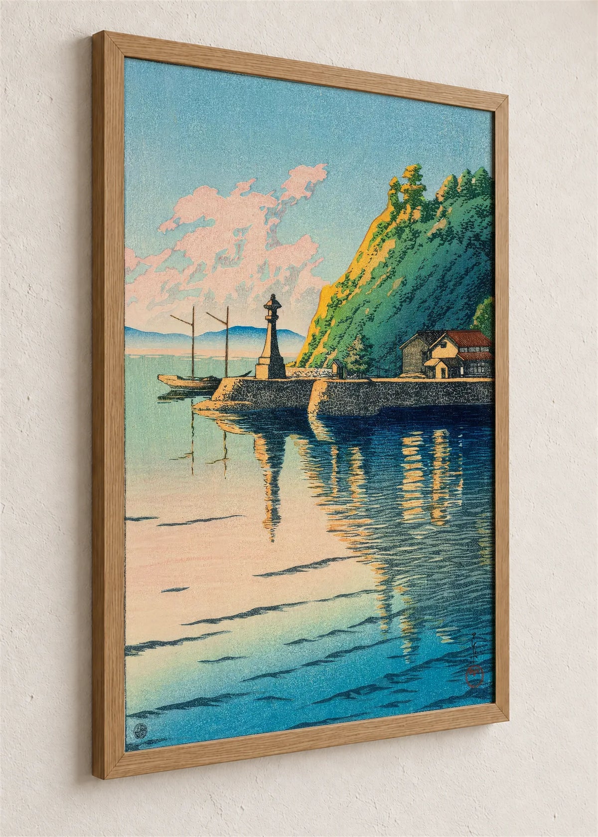 Kameni fenjer u odrazu vode, braon ram iz ugla