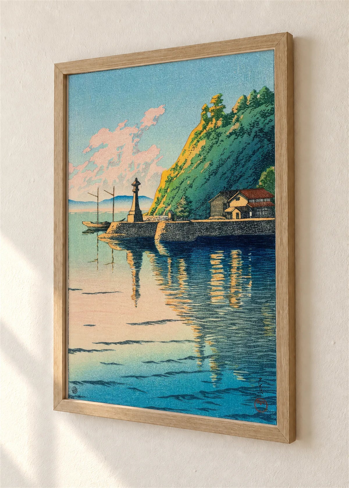 Kameni fenjer u odrazu vode, braon ram, detalj