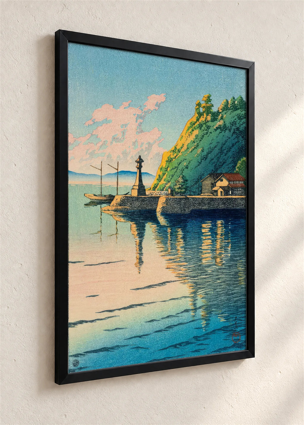 Kameni fenjer u odrazu vode, crni ram iz ugla