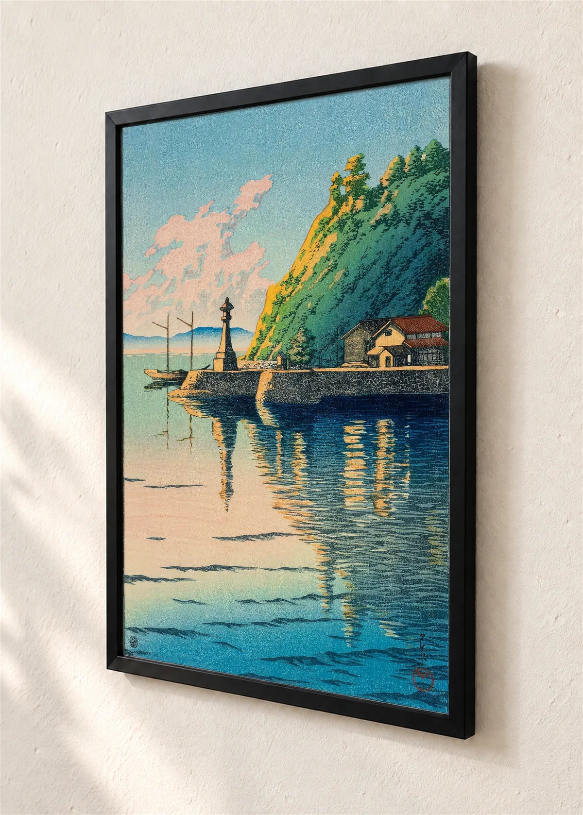 Kameni fenjer u odrazu vode, crni ram, detalj