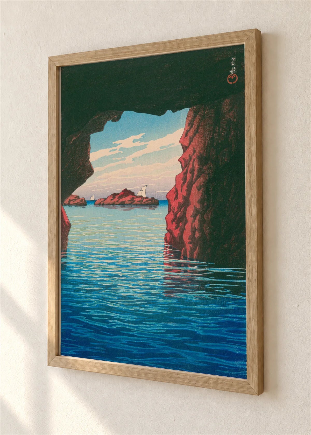 Pogled iz morske pećine, braon ram, detalj